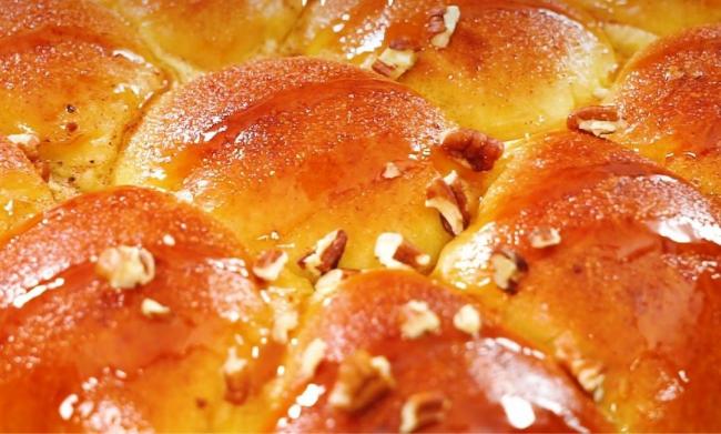 Caramel Pecan Brioche Pull-Apart with Cinnamon Sugar